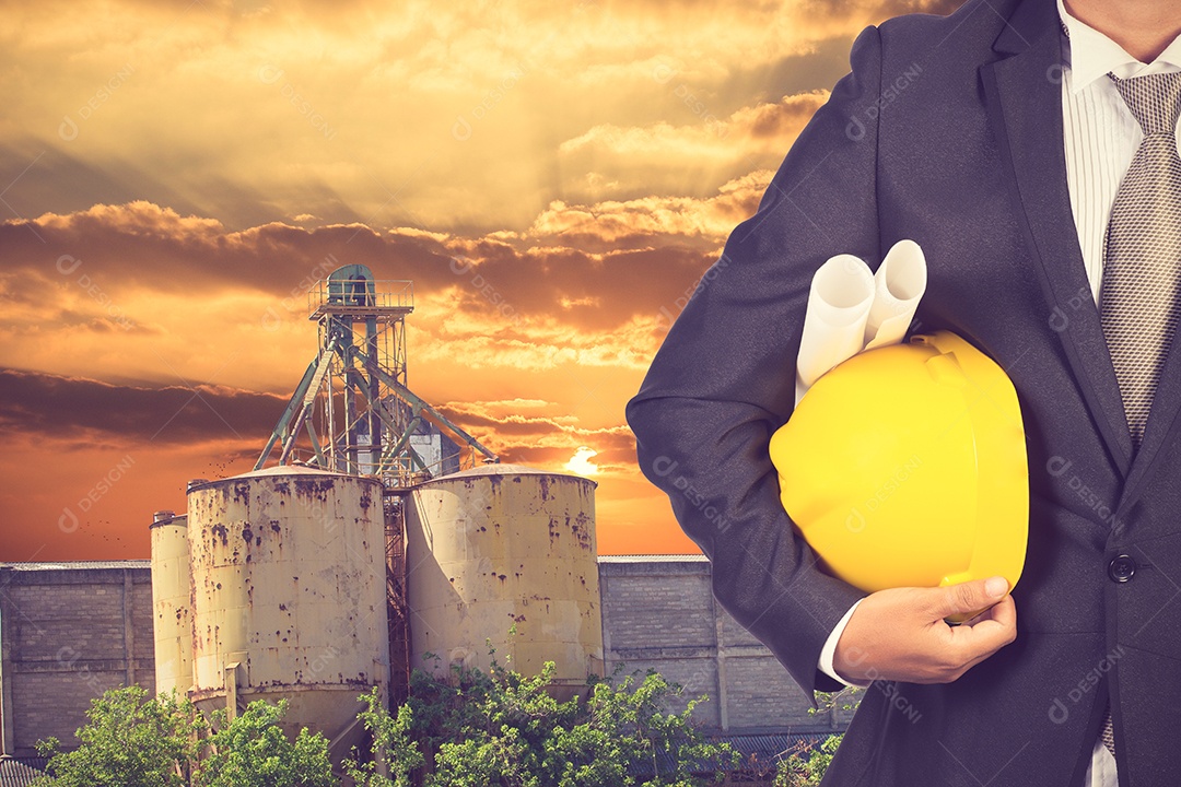 Engenheiro segurando o capacete para trabalhar na base do edifício.