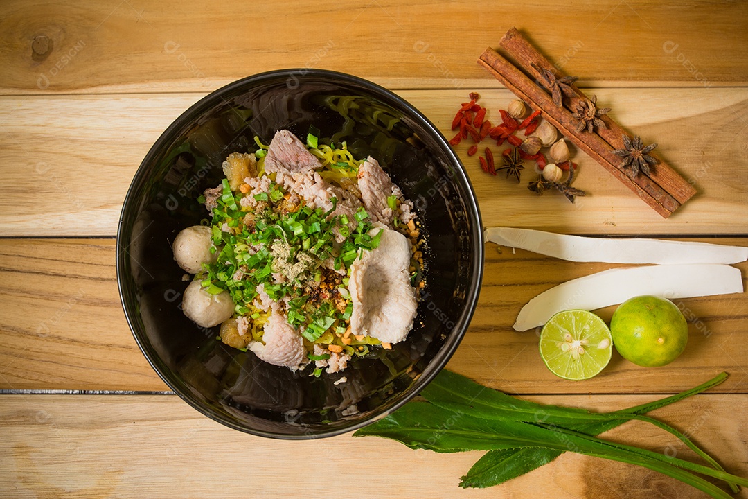 Macarrão de porco estilo asiático na sopa.