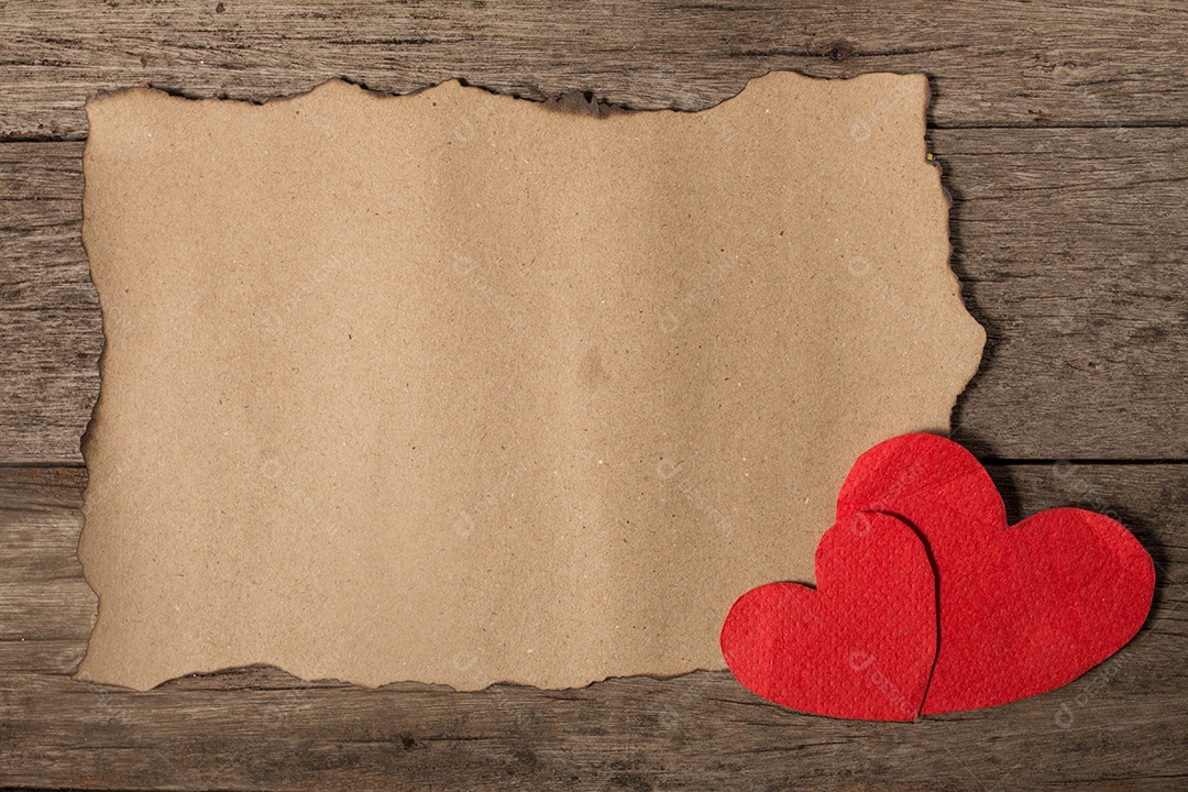 Cartão antigo em madeira envelhecida decorado com coração de madeira.