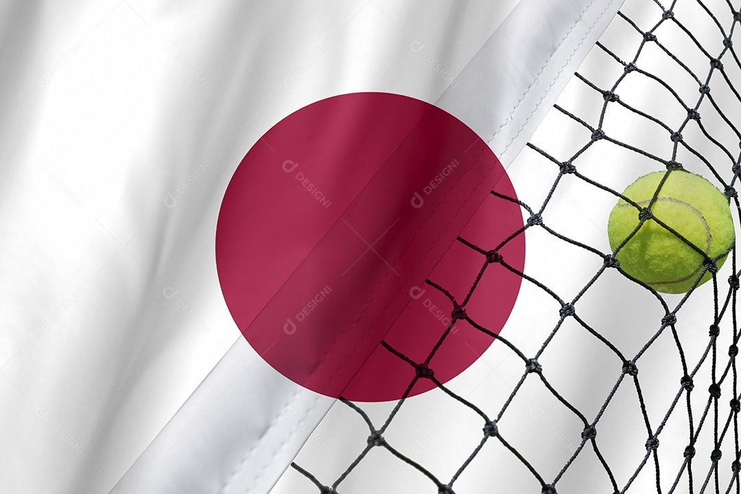 Bandeira do Japão no fundo do estádio durante partida de tênis.