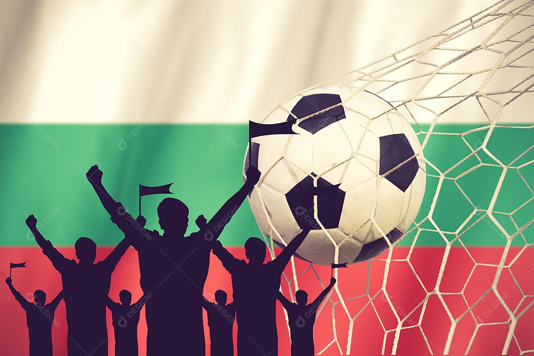 Silhuetas de fãs de futebol com bandeira da Bulgária. Conceito de alegria.