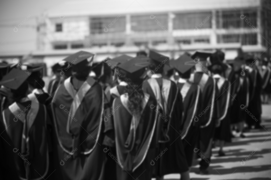 Os graduados estão caminhando na fila para obter seu diploma.