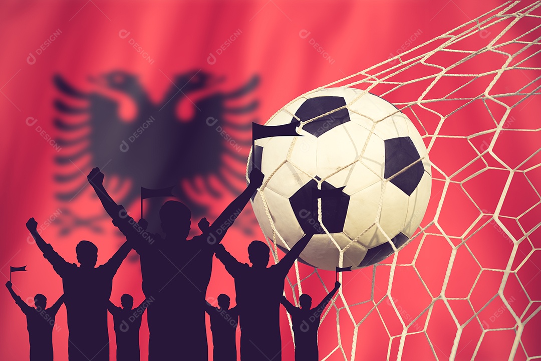 Silhuetas de fãs de futebol com bandeira da Albânia. Conceito de alegria.