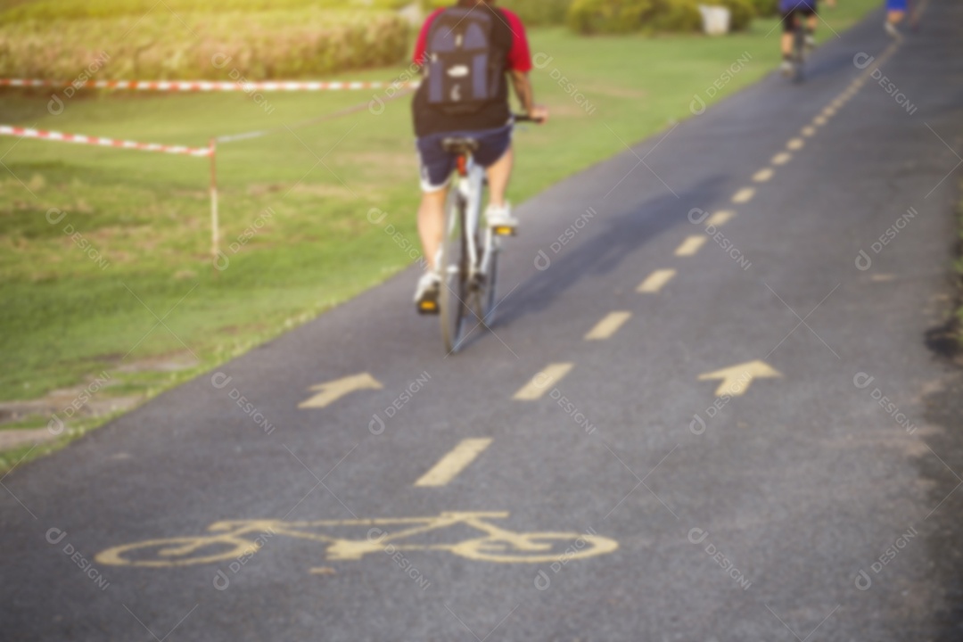 Homem andando de bicicleta.