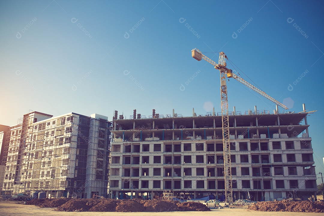 Canteiro de obras com guindastes no fundo do céu. Cor vintage.