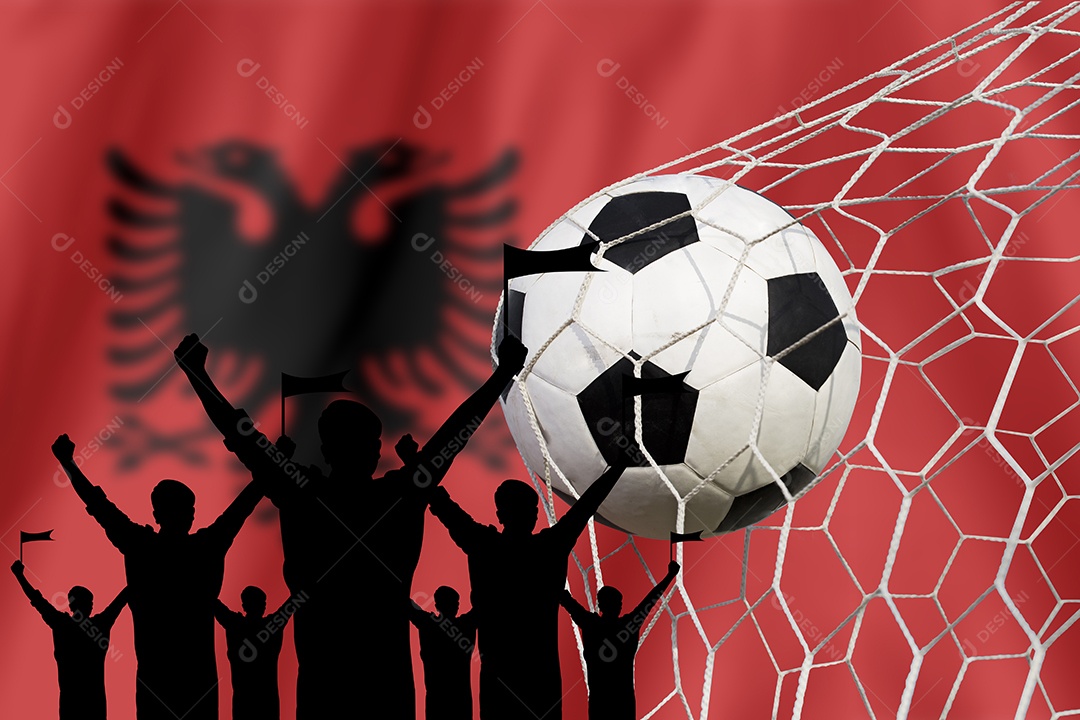 Silhuetas de fãs de futebol com bandeira da Albânia. Conceito de alegria.