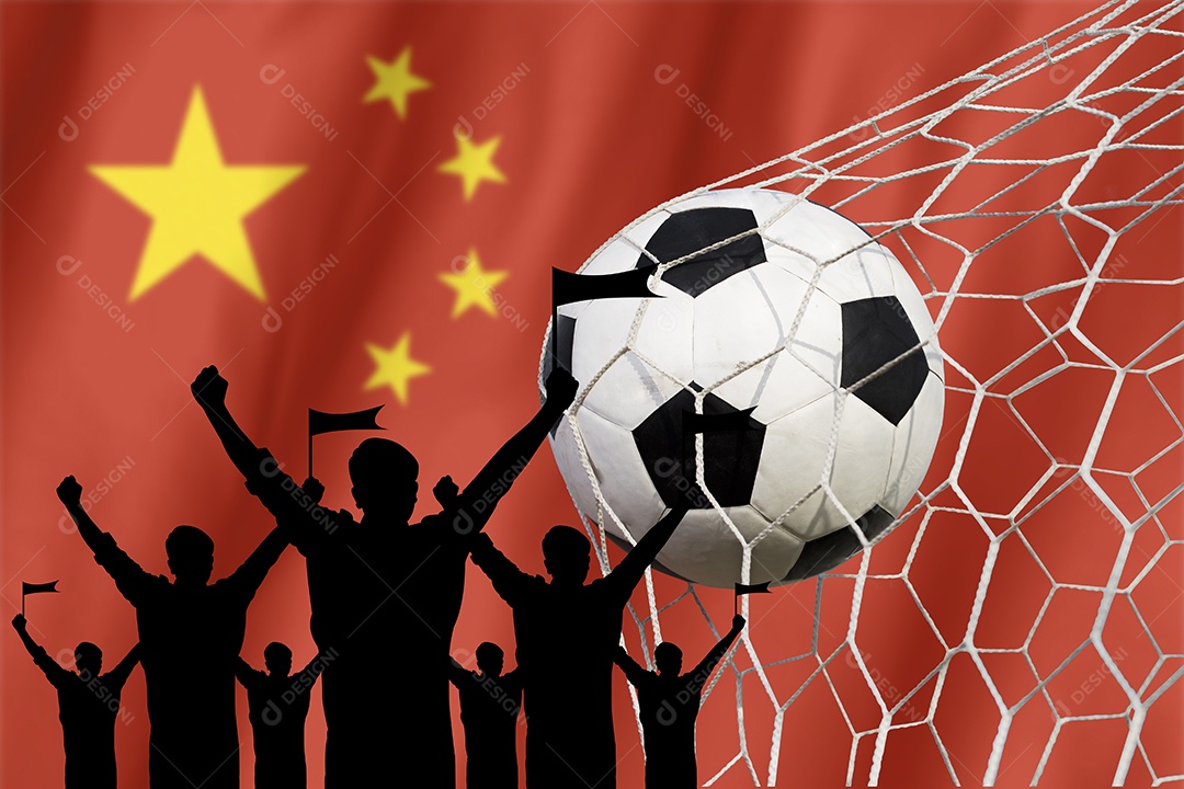 Silhuetas de fãs de futebol com bandeira da China. Conceito de alegria.