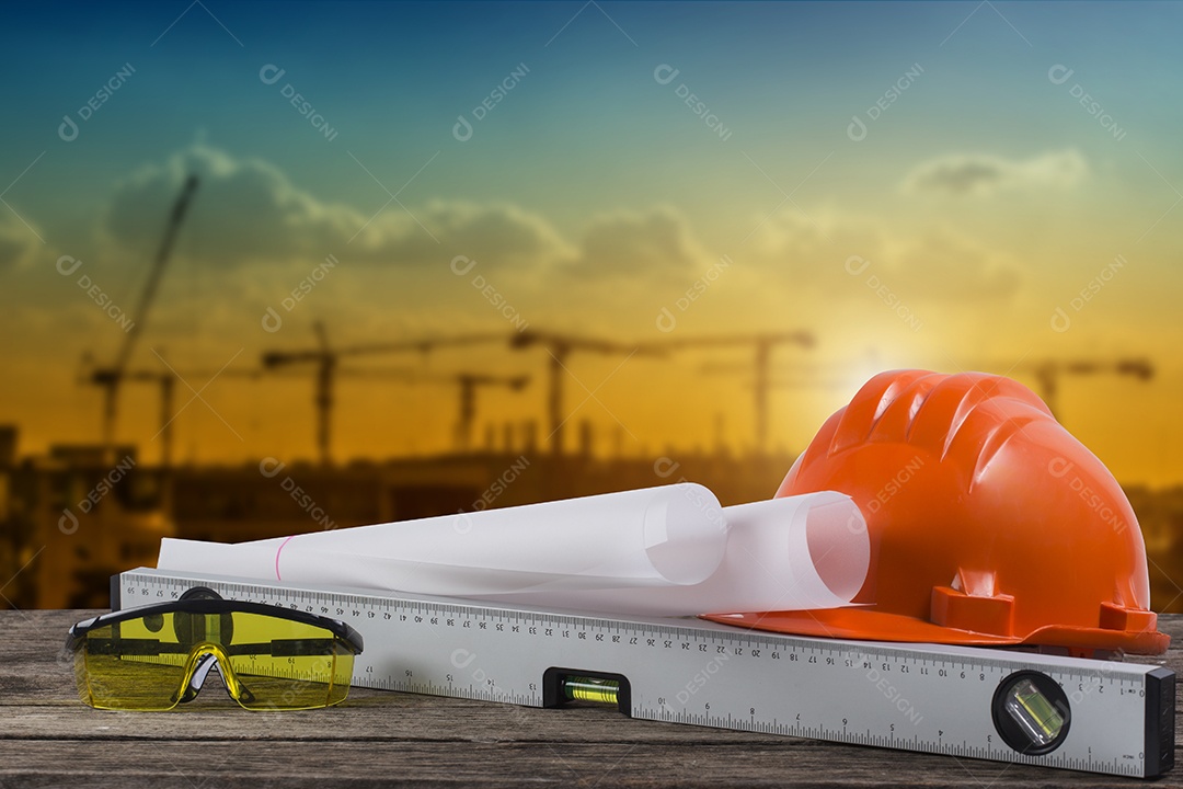 Plano de mesa de trabalho de engenheiro e planta no edifício construção.