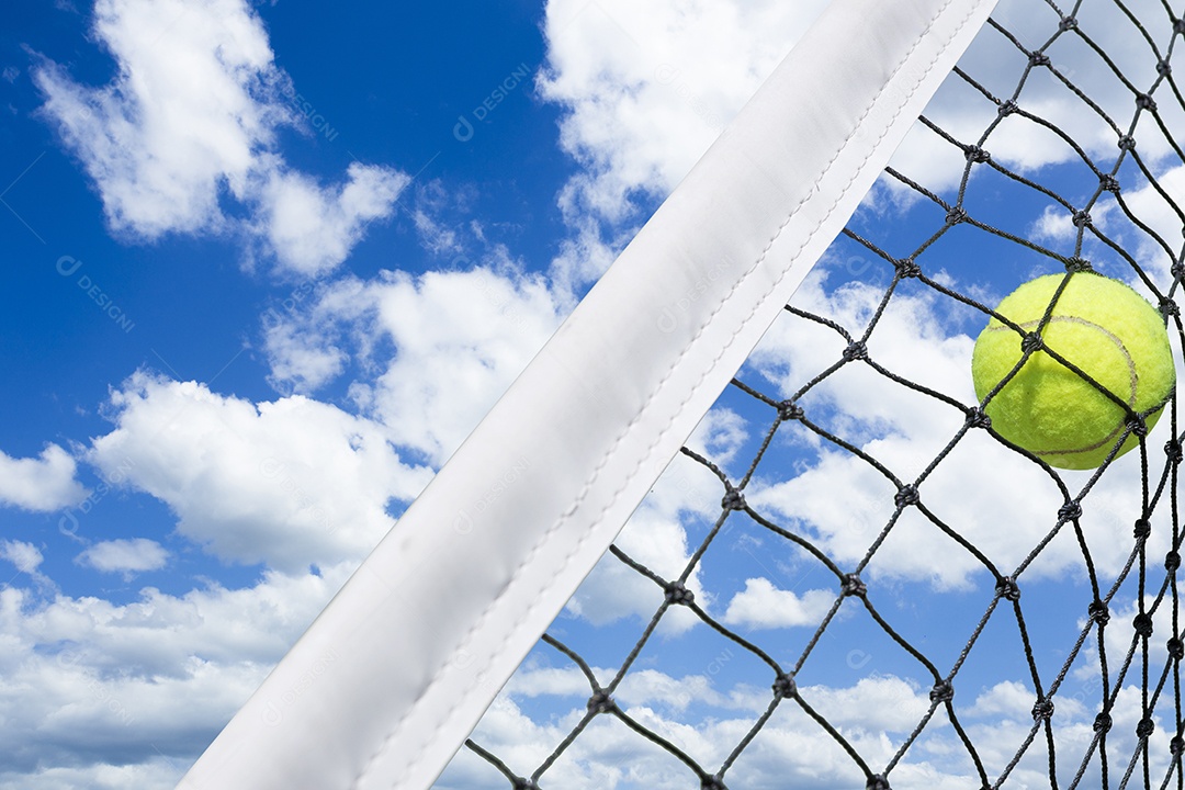 Bola de tênis na rede no fundo do céu azul.