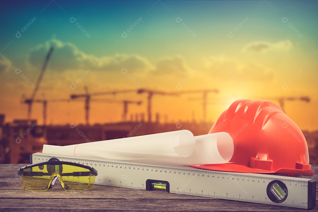 Plano de mesa de trabalho de engenheiro e planta no edifício construção.