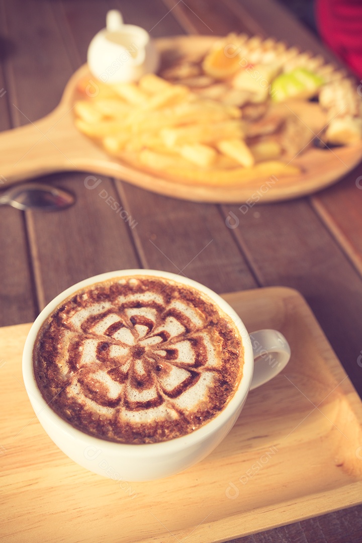 Latte Coffee art na cor vintage da mesa de madeira.
