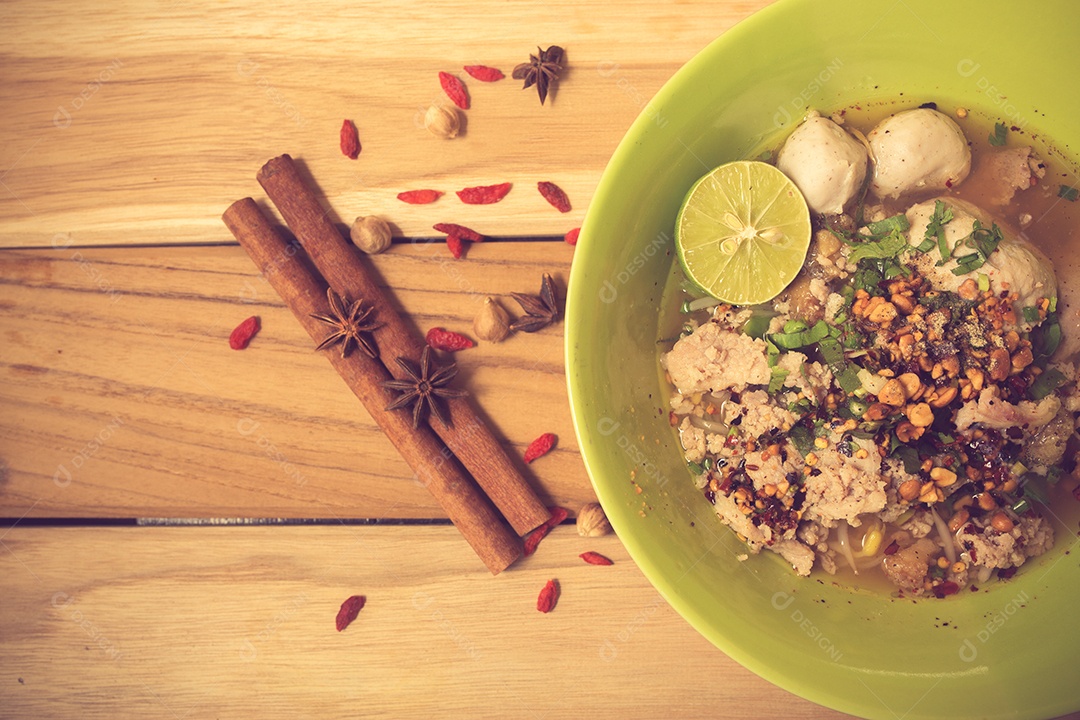 Tigela de macarrão com legumes na mesa de madeira. Macarrão delicioso.