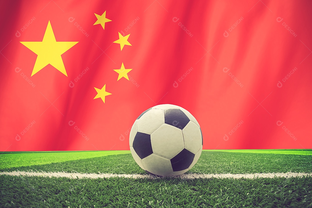Bola de futebol na cor vintage da bandeira da china.