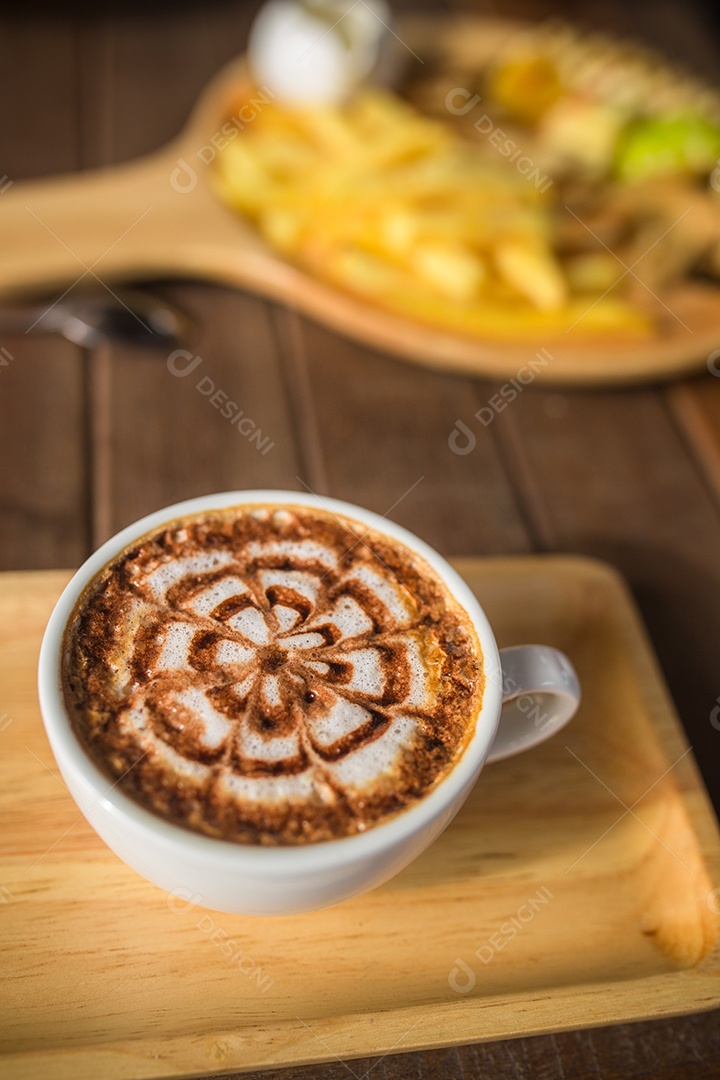 Latte Coffee art na mesa de madeira.