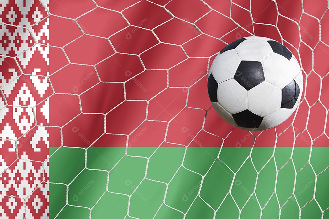 Bandeira da Bielorrússia e bola de futebol, futebol na rede do gol