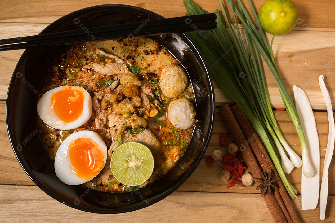 Tigela de macarrão com legumes e ovo cozido de madeira