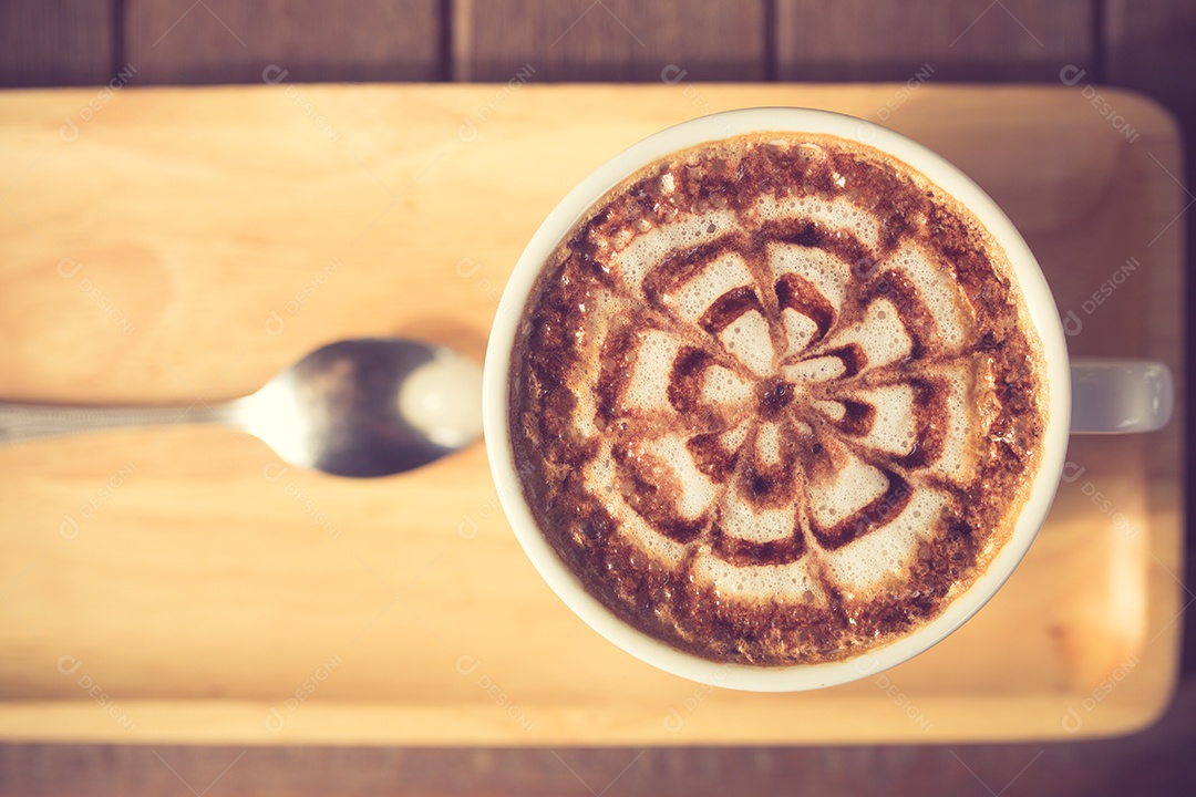 Arte do café com leite na cor vintage da mesa de madeira