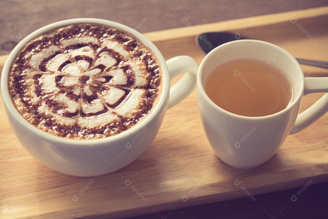 Arte do café com leite na cor vintage da mesa de madeira