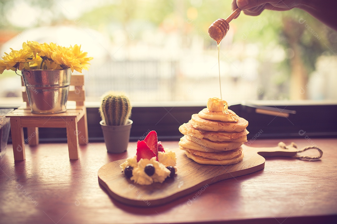 Pilha de panquecas com cor vintage de mirtilo fresco e xarope de bordo