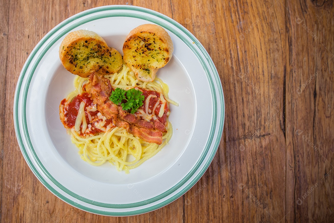 Espaguete com carne picada e legumes. vista superior horizontal, estilo rústico