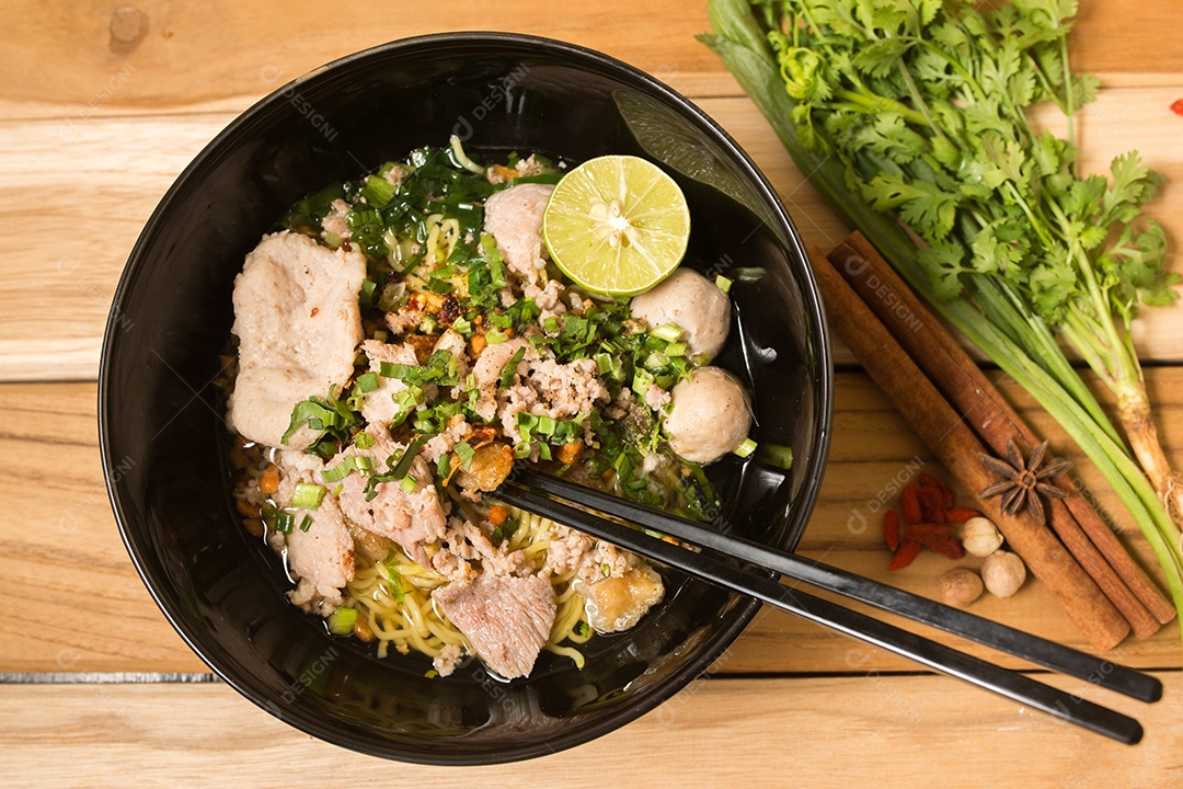 Tigela de macarrão com legumes na mesa de madeira. Macarrão delicioso.