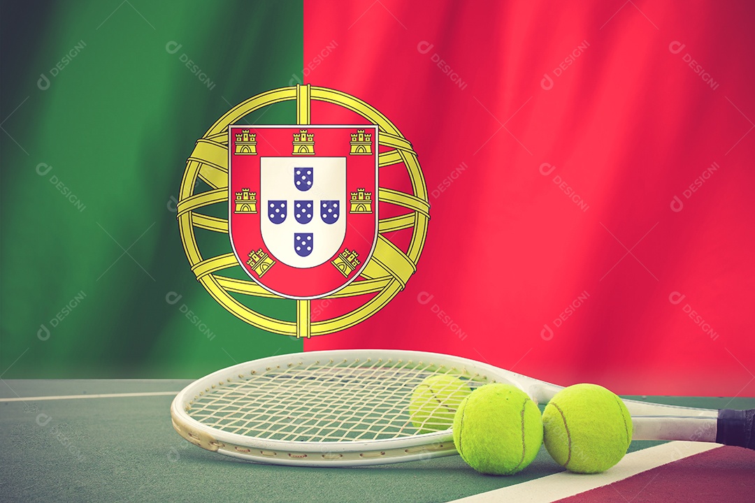 Bandeira de Portugal e bola de tênis no fundo do estádio original.