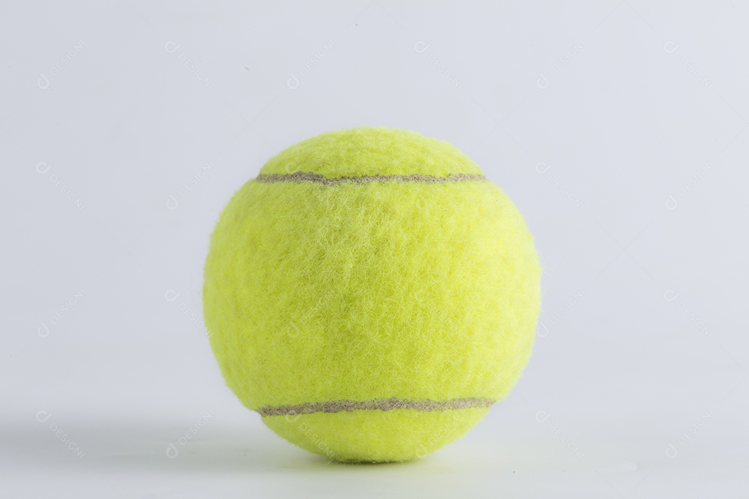 Bola de tênis isolada no fundo branco.