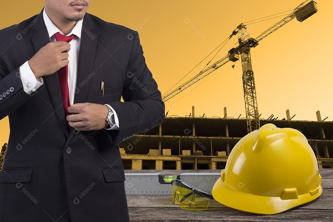 Segurança dos trabalhadores do engenheiro no fundo da construção.