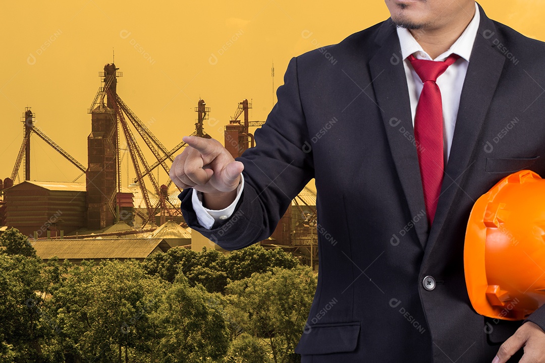 Engenheiro segurando capacete laranja para segurança dos trabalhadores.