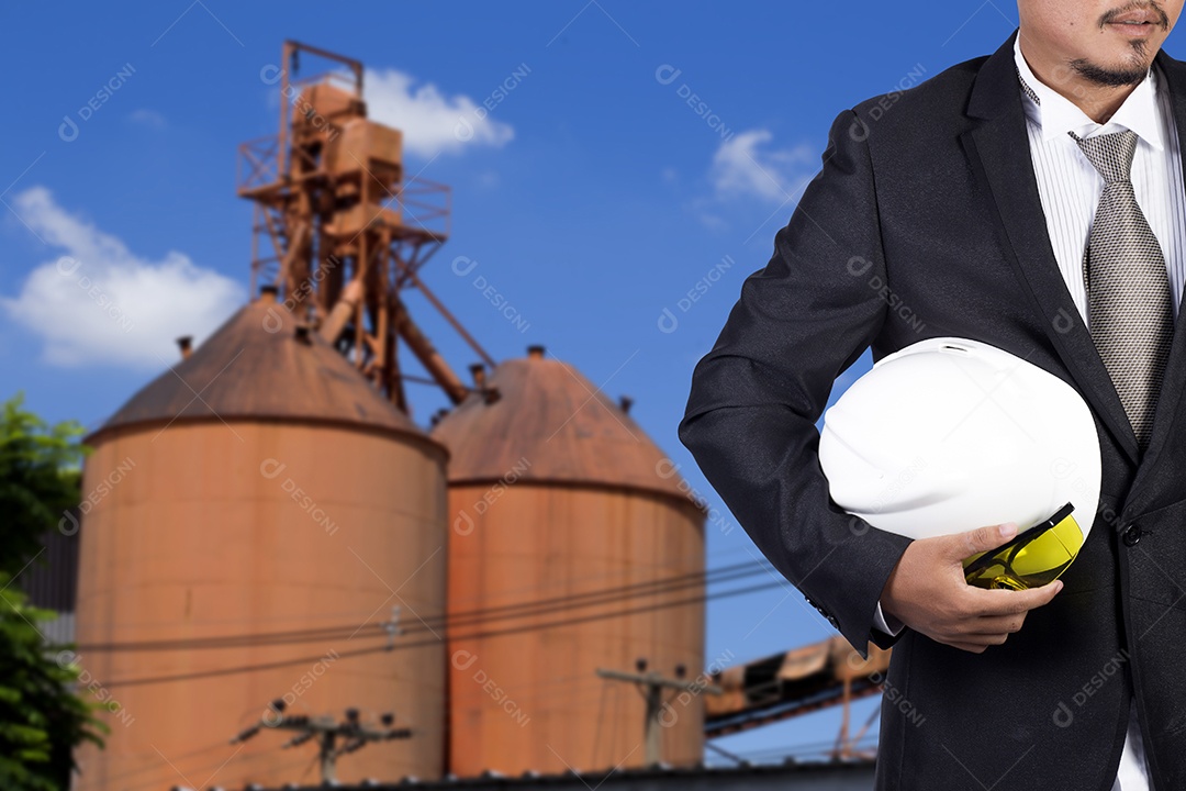 Engenheiro e fábrica industrial.