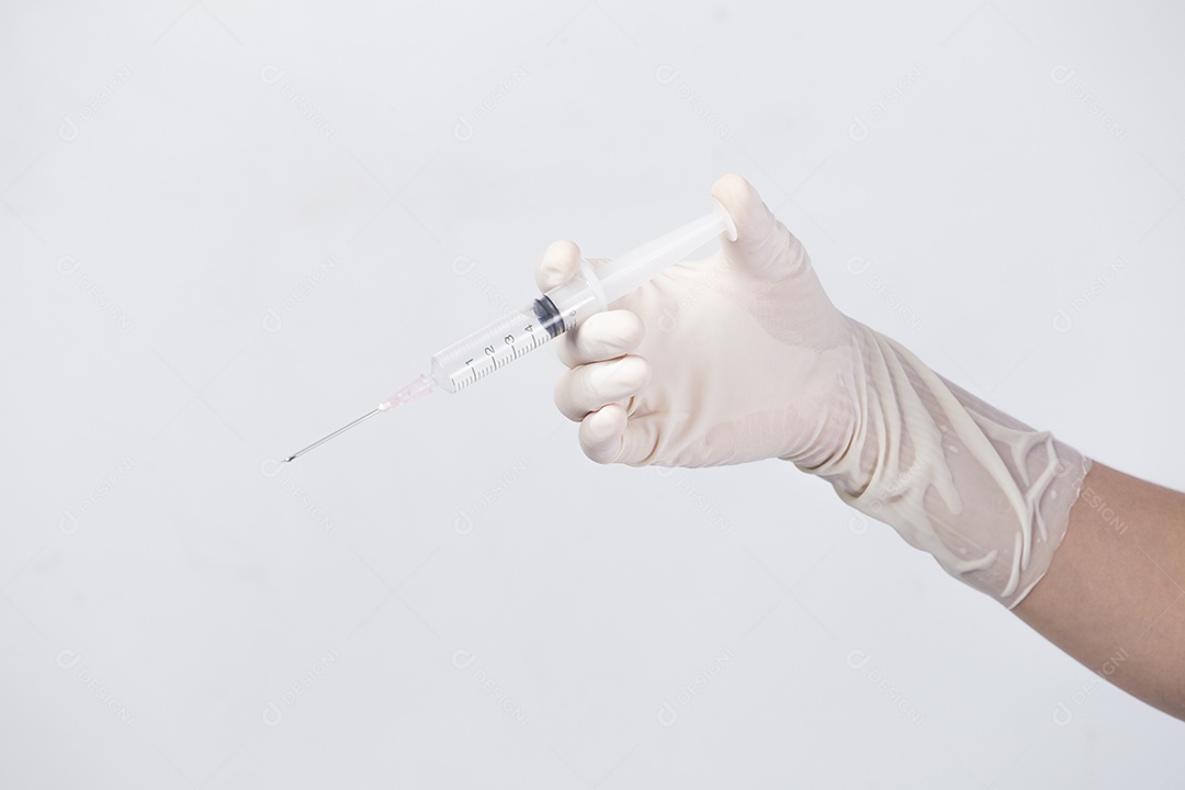 Seringa na mão da mulher para fazer injeções de insulina.