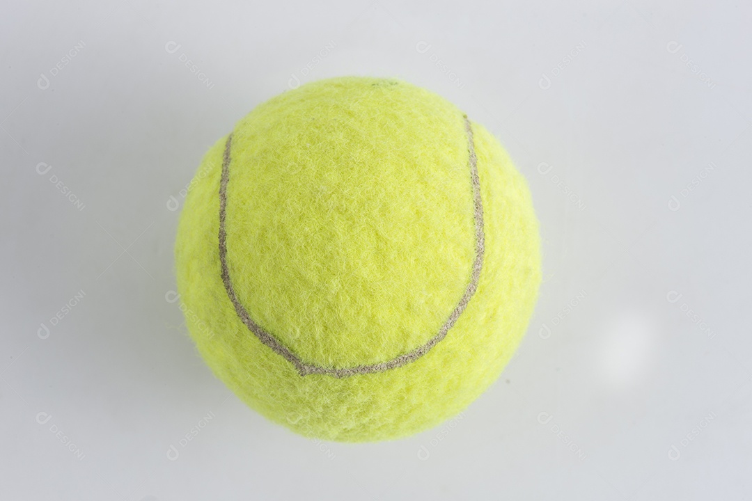 Bola de tênis isolada no fundo branco.