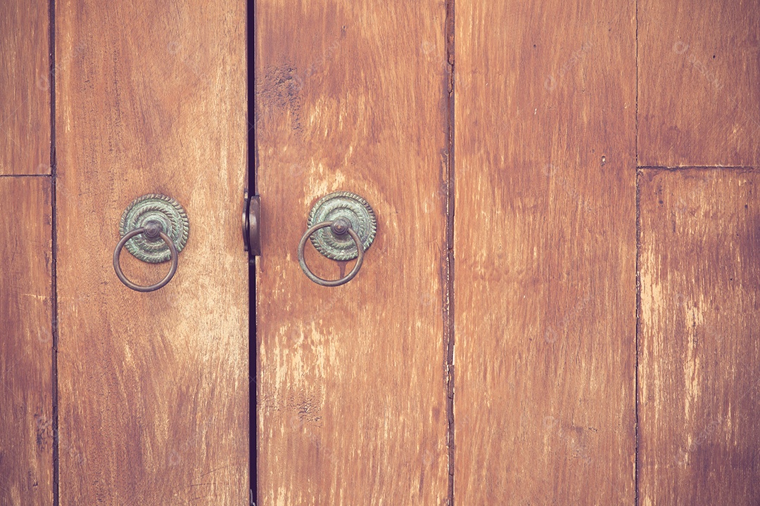 Parte da porta de madeira com alça de metal cor vintage.