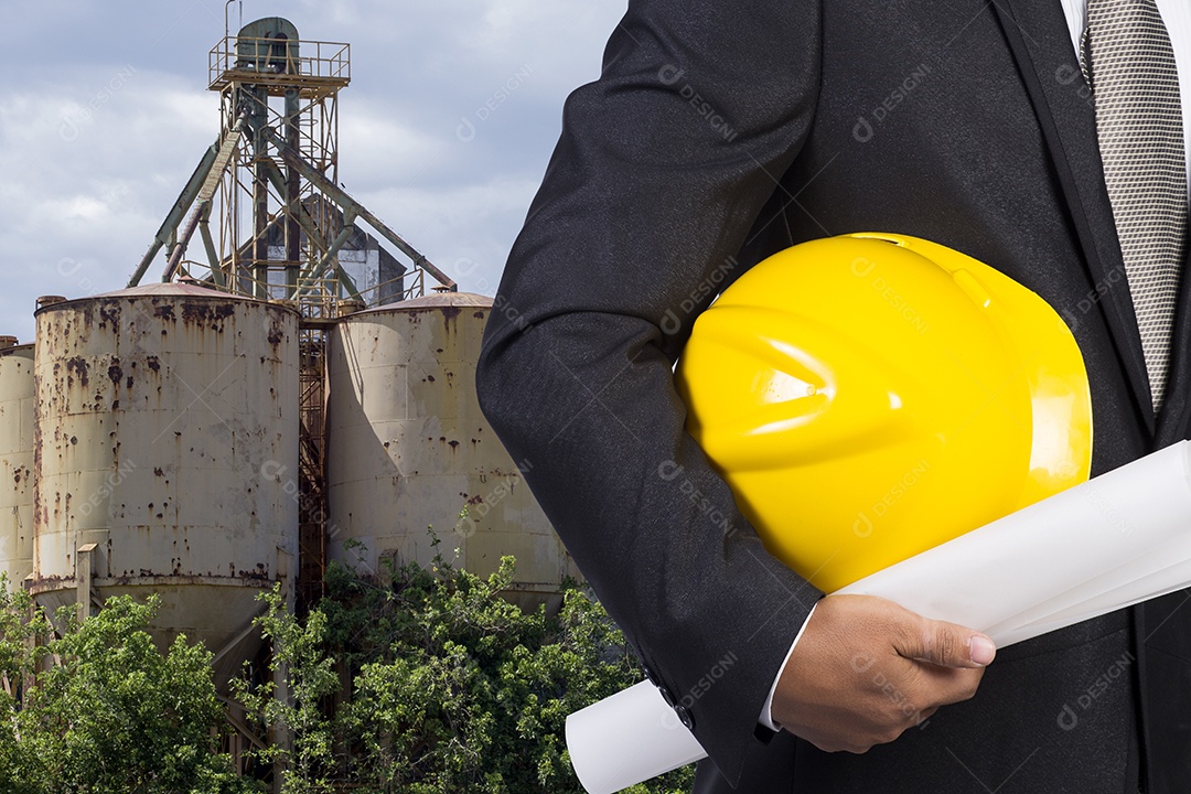 Engenheiro e fábrica industrial.