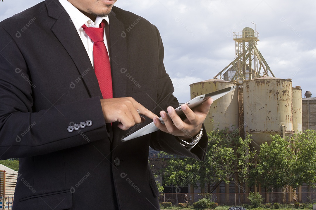 Engenheiro e fábrica industrial.