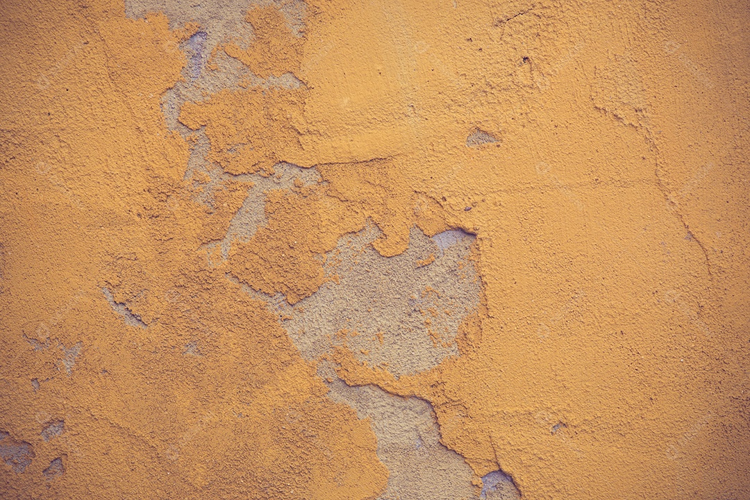 Textura da velha parede rústica coberta com estuque amarelo vintage.