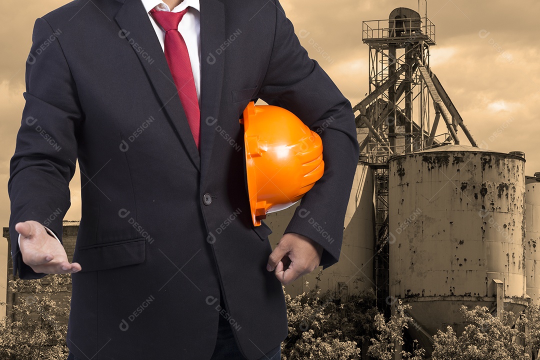 Engenheiro e fábrica industrial.