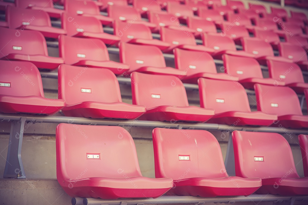 Assentos vazios no estádio.