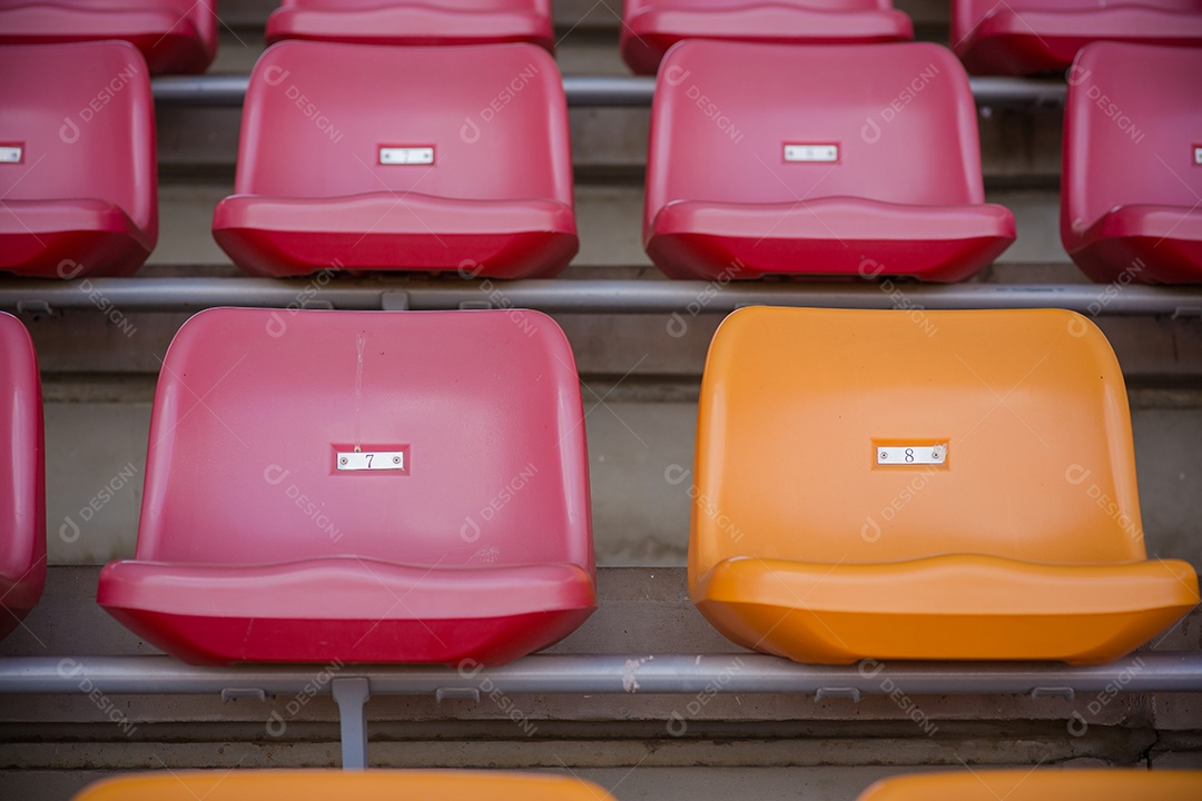 Assentos vazios no estádio cor vintage.