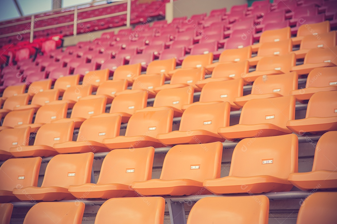 Estádio e assentos vazios.