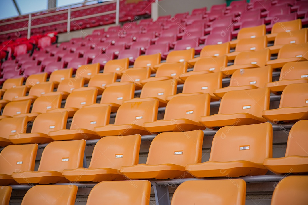Estádio e assentos vazios.