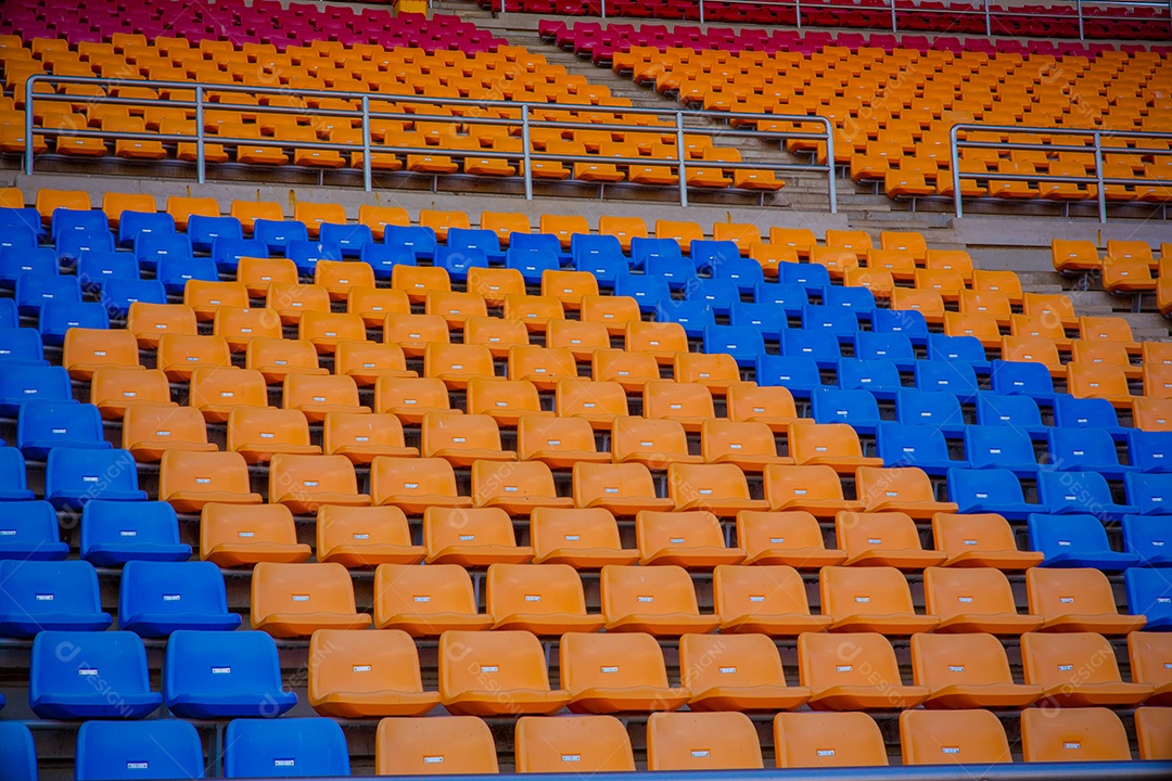 Estádio e assentos vazios.