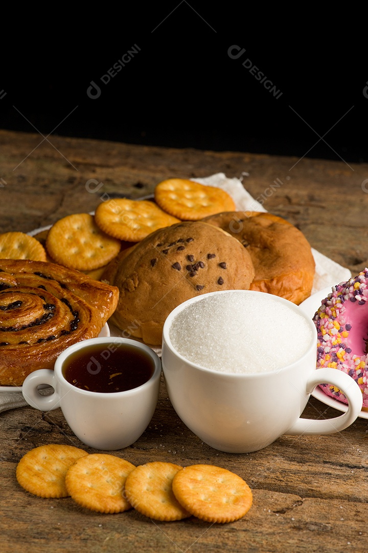 Xícara de café em uma tábua de madeira e biscoitos.