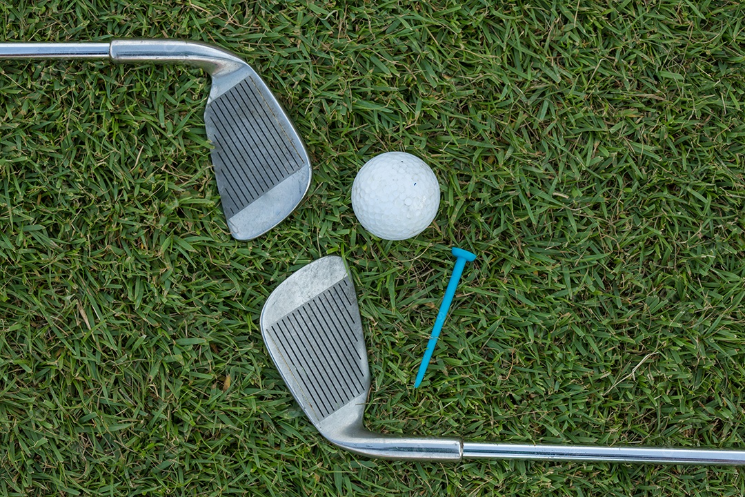 Clube de golfe e bola na grama cor vintage.