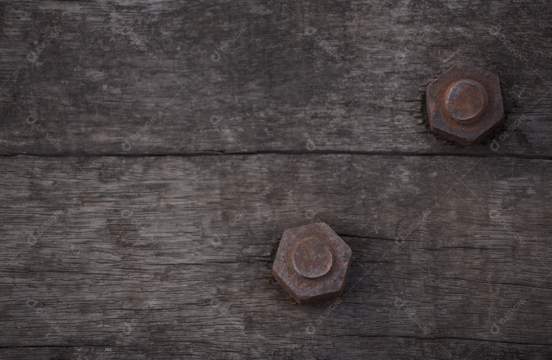 Parafuso com madeira.