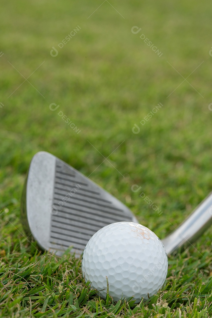 Clube de golfe e bola na grama cor vintage.