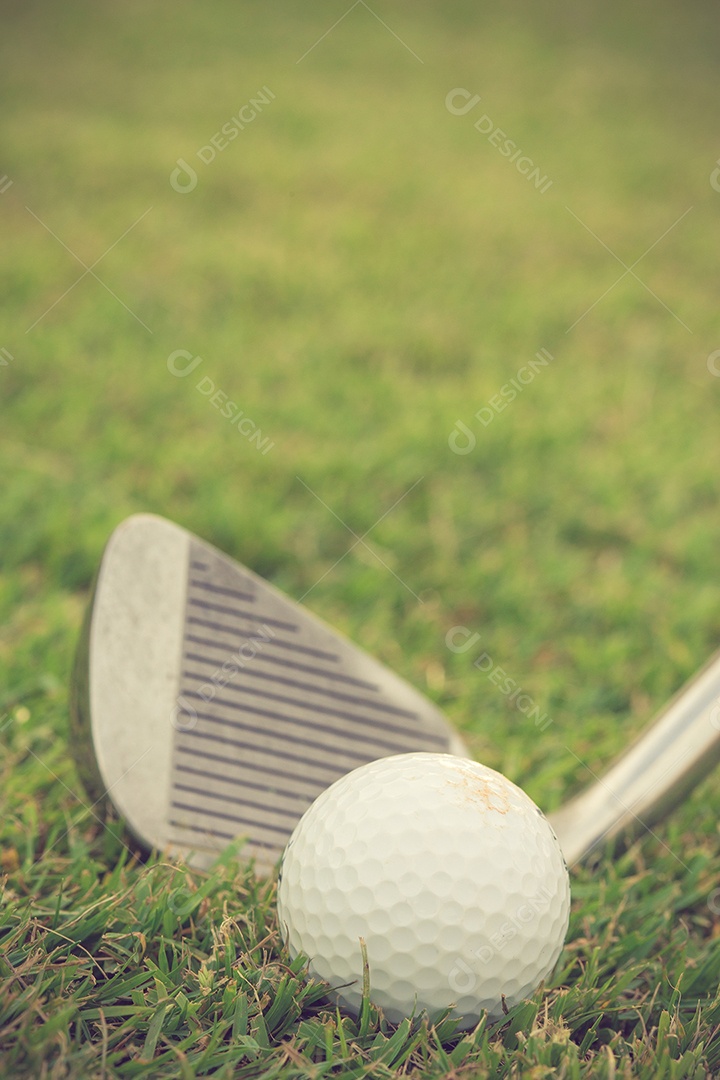 Clube de golfe e bola na grama cor vintage.