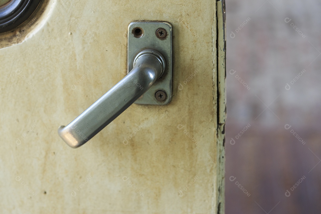 Botão antigo no fundo da porta de metal grunge