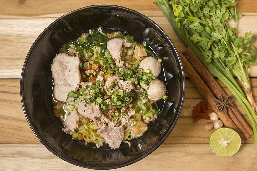 Macarrão de arroz delicioso com cor vintage