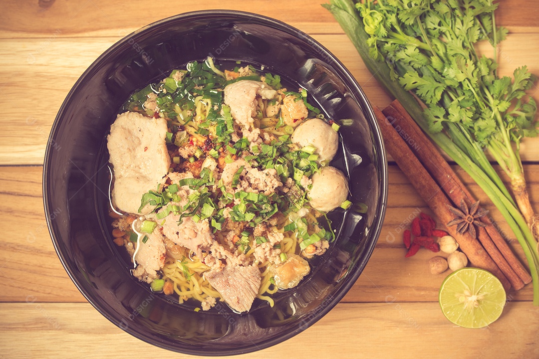 Macarrão de arroz delicioso com cor vintage